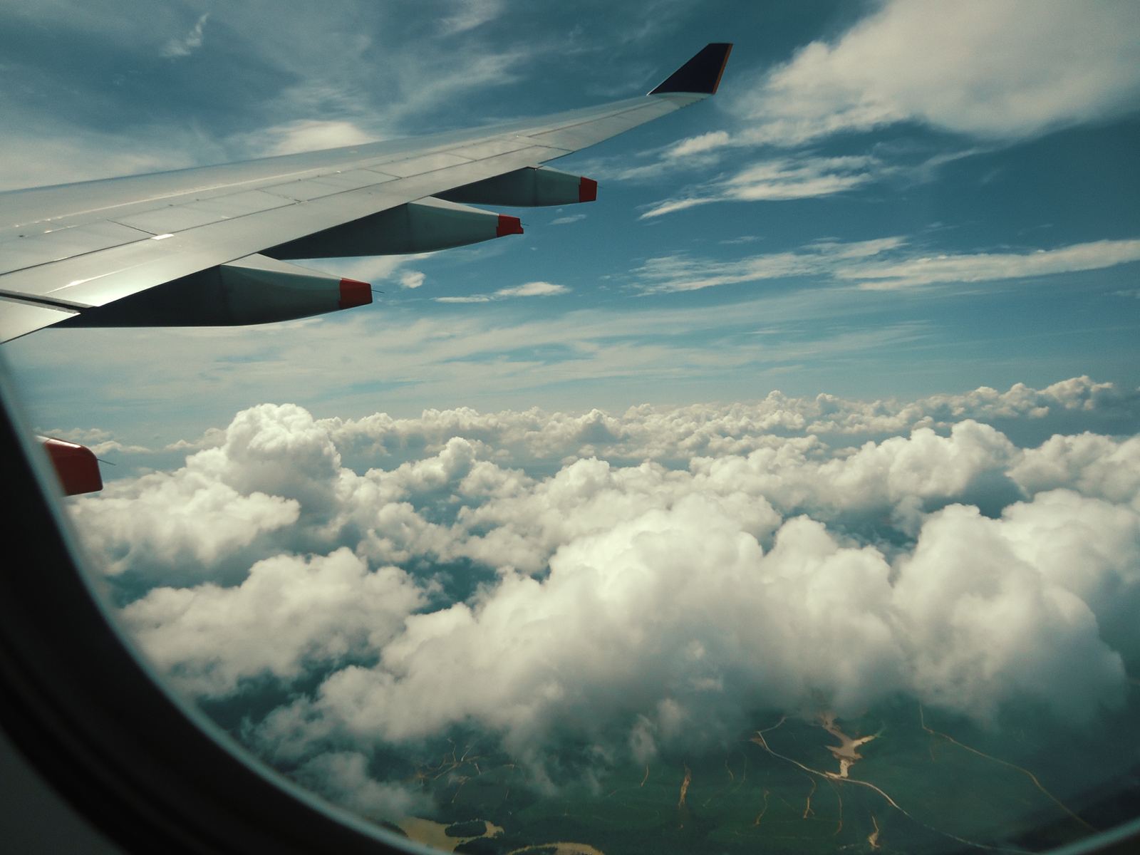 Vue sur les nuages depuis le hublot d’un avion
