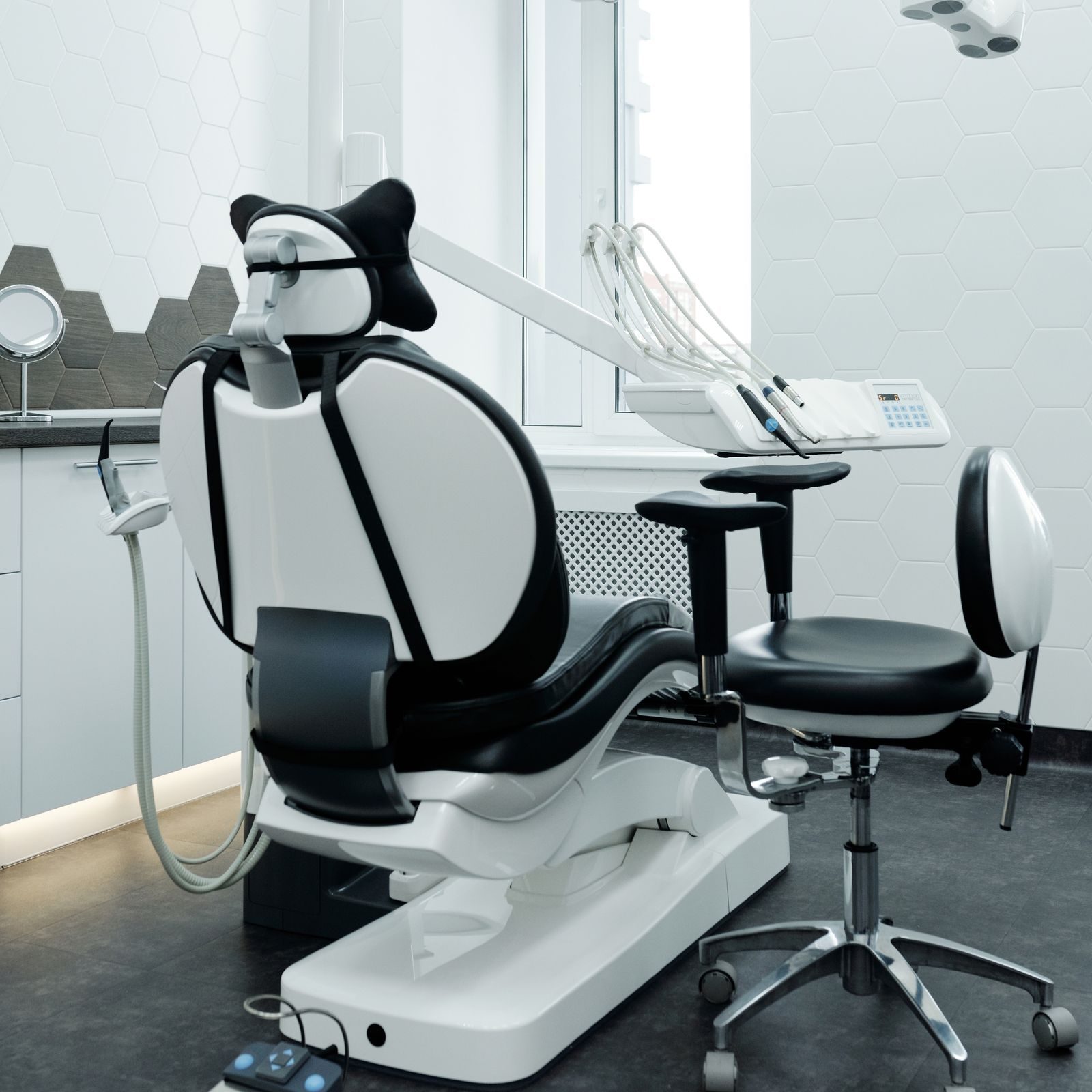 Fauteuil dentaire dans un cabinet moderne et lumineux