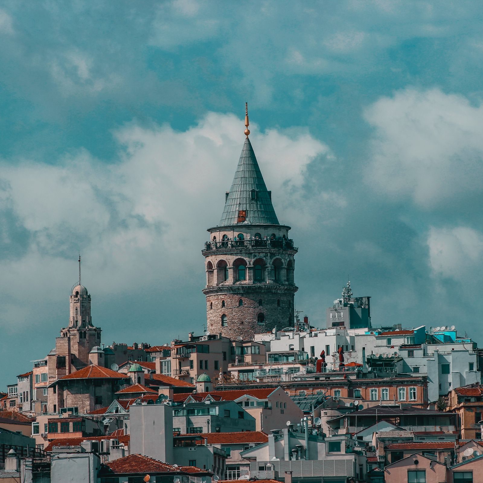 La tour de Galata au-dessus des toits d'Istanbul